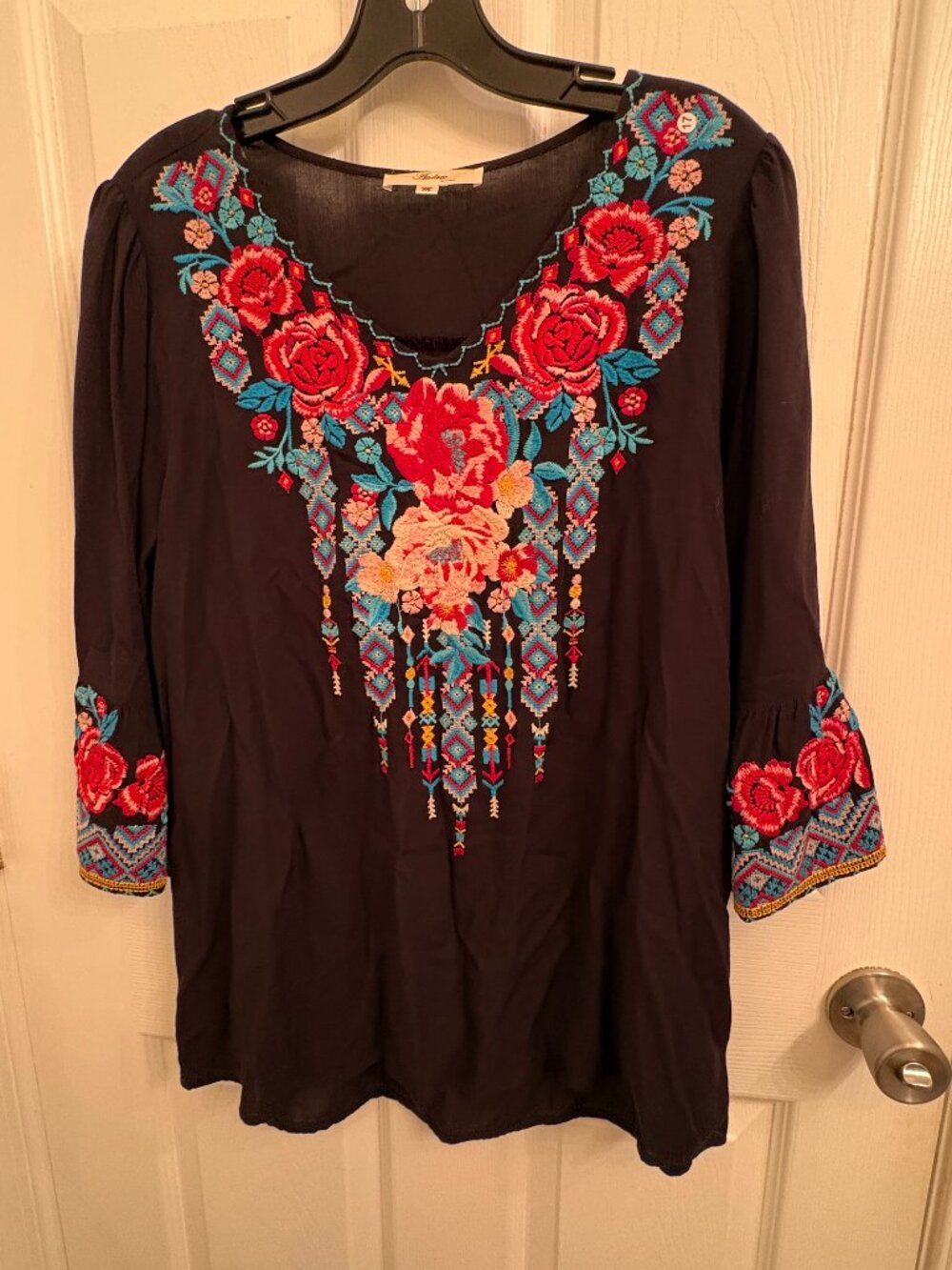 Andre by Unit Embroidered Floral 3/4 Sleeve V Neck Tunic Blouse size M